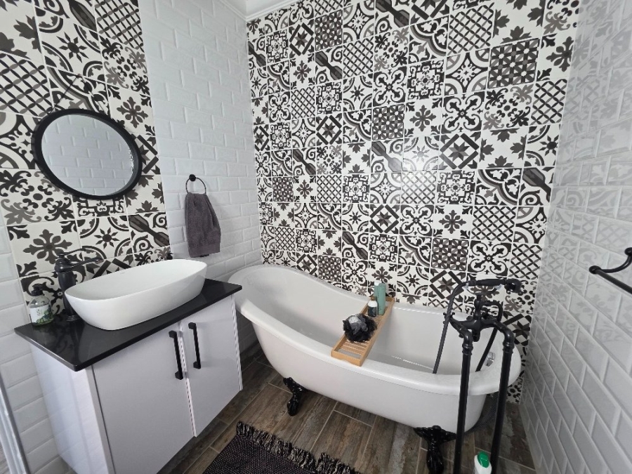 2 Bedroom Property for Sale in Outeniquasbosch Western Cape